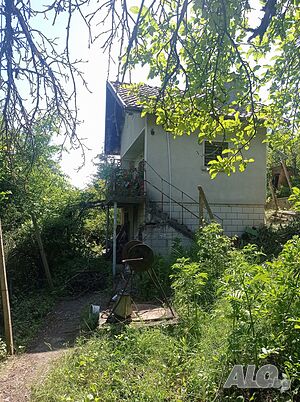 Езерото Николово с ток и кладенец