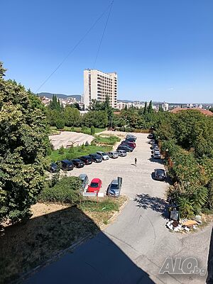 Три стаи и кухня 84 кв.м., панел, ет.4, до Окр. Болница