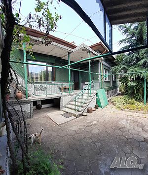 Продавам 2 къщи, 2 гаража, 2 веранди в голям двор в Перущица