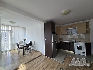 Слънчев тристаен апартамент+ складово помещение на бул. Кирил и Методий