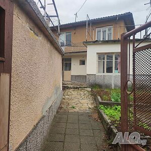 къща в центъра на Перущица