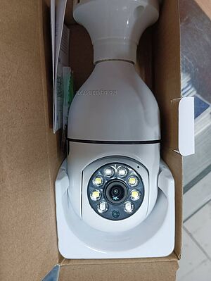 WiFi безжична въртяща се IP камера за фасунга тип крушка лампа iCSee нощно виждане