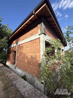 Двуетажна масивна с три спални