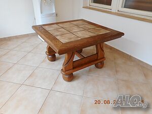 Маса, атрактивен и елегантен дизайн.800х800х490мм. Внос