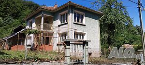 Къща с двор