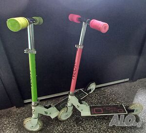 Детска тротинетка със светещи колела Moni Neon