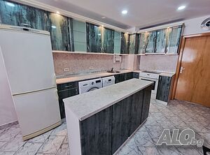 Тристаен до Здравна каса и Медицинския университет