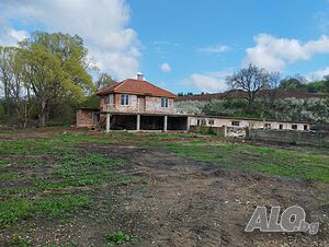Къща с пет и половина декара двор.