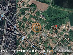 Огромен двор с полуразрушена стара селска къща