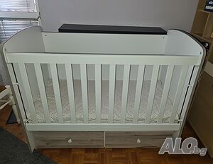 Бебешко легло с люлеещ механизъм, матрак, 2 чекмеджета и въртележка