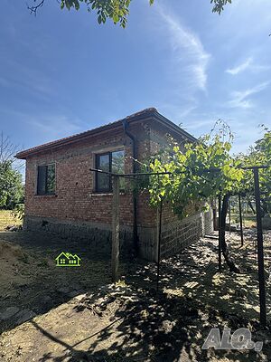 Къща с двор 1700 м² в с. Ливада, след ремонт близо до град Бургас