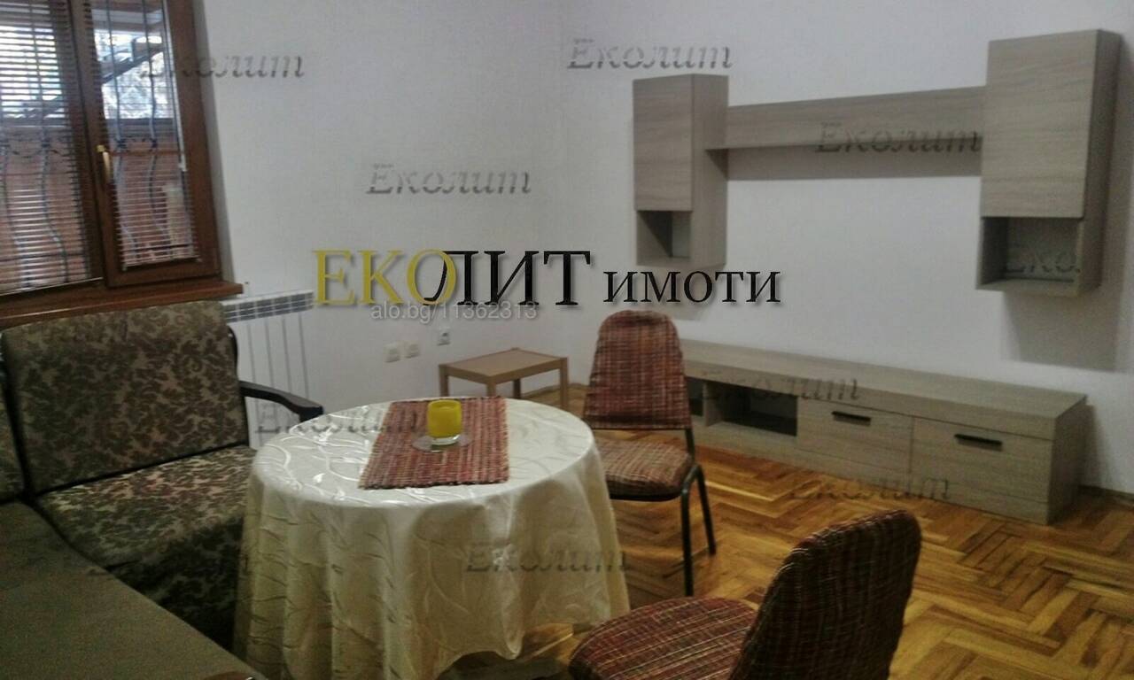 Самостоятелен етаж от къща - под наем в Центъра