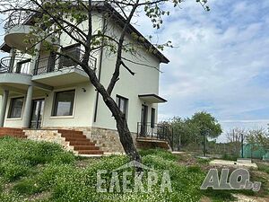 Новопостроена къща с. Равна гора