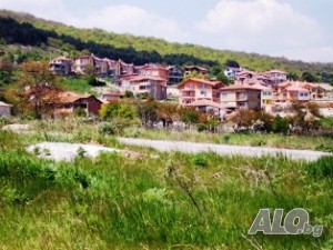 Парцел с големина 3 по 6 000 кв.м се в с. Рогачево.