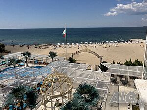 Луксозен апартамент с фронтална морска гледка в курортен комплекс Елените - на самия плаж!