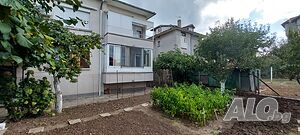 гр. Черноморец - самостоятелен етаж от къща, мансарда и партер, с 515 кв. двор