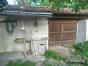 Едноетажна къща в село Катунище