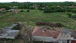 Къща с огромен двор в село Загорци