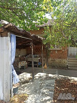 Къща с голям двор в село Трапоклово
