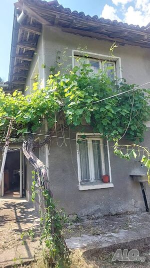 Масивна къща в село Стеврек