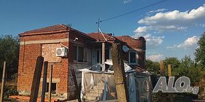 Двуетажна къща с голям двор в село Събрано