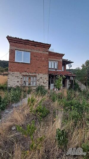 Двуетажна къща в село Седларево