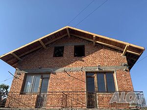 Двуетажна къща с двор в Бояджик
