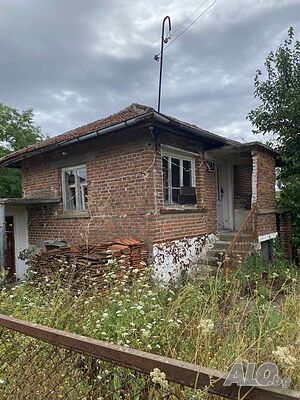 Къща с двор в с. Каравелово