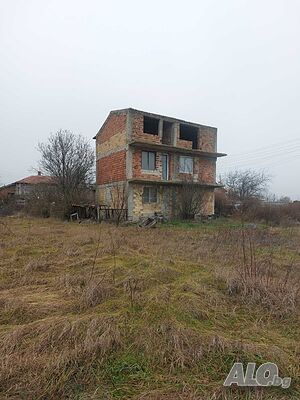 Триетажна къща с двор в с. Победа