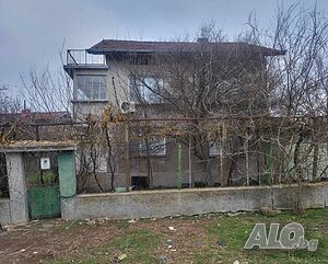 Къща с двор в село Стефан Караджово
