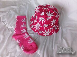 Комплект шапка идиотка и дълги чорапи марихуана