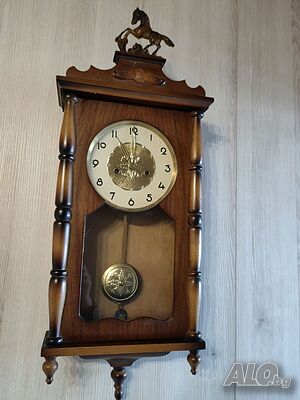 Красив дъбов ретро часовник