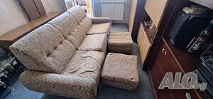 Продавам разтегателен диван с 2 табуретки.