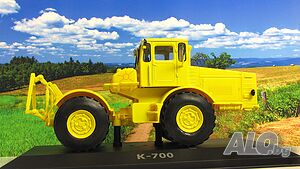Моделче на трактор К-700 в мащаб 1:43