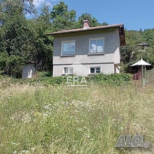 ЕРА Фаворит продава ексклузивно дворно място с къща в с. Горна Мелна
