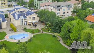 Прекрасна къща с голям двор, басейн и детска площадка в кв. Витоша.