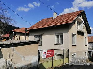 Еднофамилна къща с двор за продажба в с. Говедарци, Софийска област