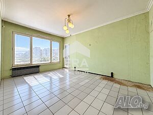 Слънчев тристаен апартамент с отделна кухня до метростанция Западен парк