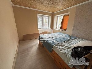 Етаж от къща с двор в спокоен квартал