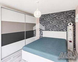 Прекрасна триетажна къща в кв. Овчарски