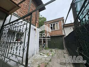 Къща с гараж в кв. Куба