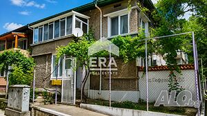 ЕКСКЛУЗИВНО! ЕРА ИмотиТе предлага за продажба обзаведен етаж от къща в кв. Изток, гр. Търговище.