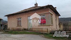ЕРА ИмотиТе Продава Ексклузивно Тухлена къща с дворно място в с. Априлово, общ Попово.