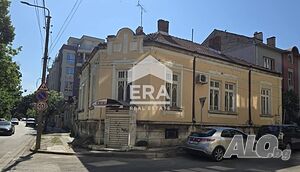 Двуетажна къща в Широк център