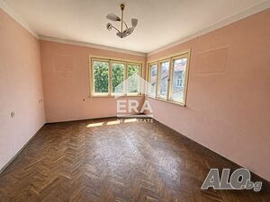 ТОП ЦЕНТЪР! Тристаен апартамент зад Съдебната палата