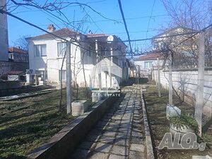 Едноетажна къща със сутерен и външни стълби за продажба в центъра на квартал Галата, Варна
