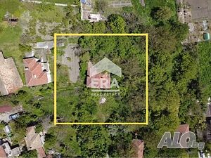 Стара тухлена къща с голям двор и стопански постройки за продажба в село Аврен, област Варна