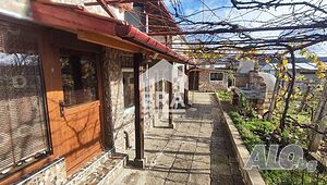 Самостоятелна двуетажна къща в центъра на село Генерал Киселово