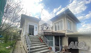 Ексклузивна двуетажна къща за продажба за целогодишно живеене с басейн и гараж в с. Ветрино, обл. Ва..
