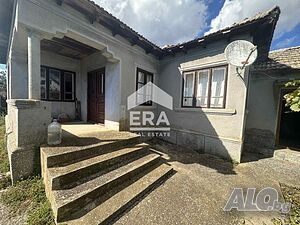 Едноетажна къща за продажба с голям двор в село Селце, обл Добрич.
